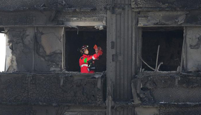 Một nhân viên cứu hộ trong Tháp Grenfell - Ảnh: PA