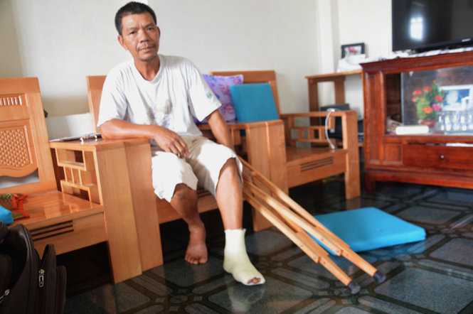 Ông Mẫn bị gãy ngón chân, xương sườn sau khi bị hành hung - Ảnh: THANH BA