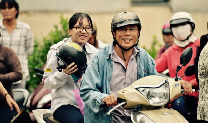 Niềm vui của người cha khi con làm tốt bài thi văn sáng 22-6 - Ảnh: DUYÊN PHAN