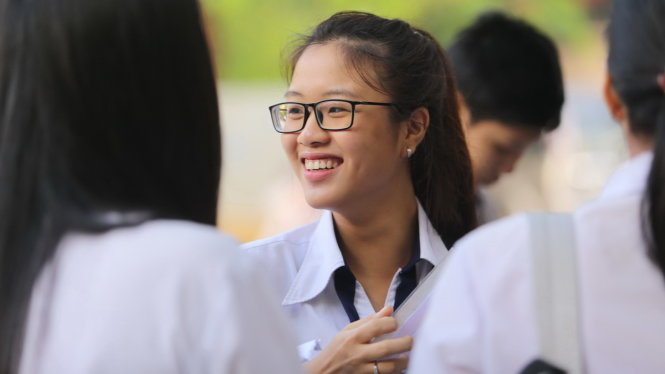 Thí sinh trước giờ thi tại điểm thi trường THPT Bình Phú, Q.6, TP.HCM - Ảnh: NHƯ HÙNG