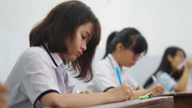 Vẻ căng thẳng của một thí sinh trong phòng thi sáng 22-6 - Ảnh: THUẬN THẮNG