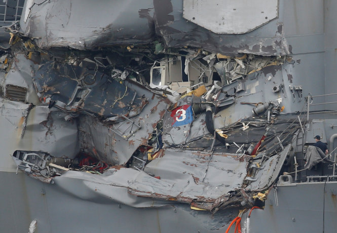 Cận cảnh hậu quả cú đâm của tàu hàng Philippines với tàu USS Fitzgerald - Ảnh: Reuters