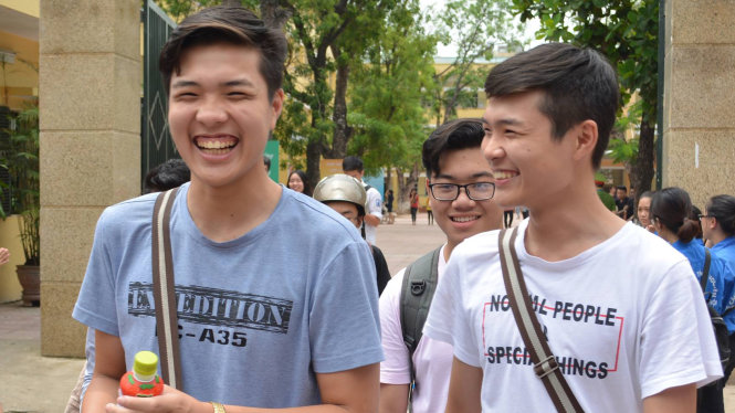 Các thí sinh tại điểm thi trường THPT Yên Hòa (Hà Nội) cho rằng nhìn chung đề thi của cả ba môn lý, hóa, sinh dễ đạt điểm 6, 7, tuy nhiên để đạt điểm cao thì rất khó vì thời gian 60 phút cho 50 câu là quá ngắn - Ảnh: Chí Tuệ