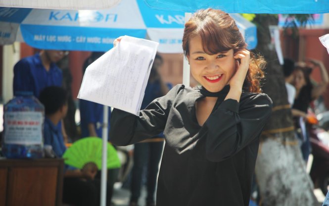 Một thí sinh tại Nghệ An thoải mái trước giờ làm bài thi môn Ngoại ngữ chiều 23-6 - Ảnh: Doãn Hòa