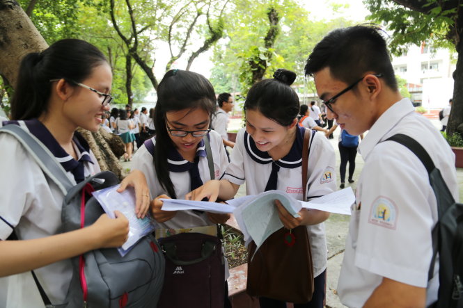 Thí sinh trao đổi về bài thi sau khi thi xong môn toán tại điểm thi Trường THPT Hùng Vương, Q.5, TP.HCM - Ảnh: NHƯ HÙNG