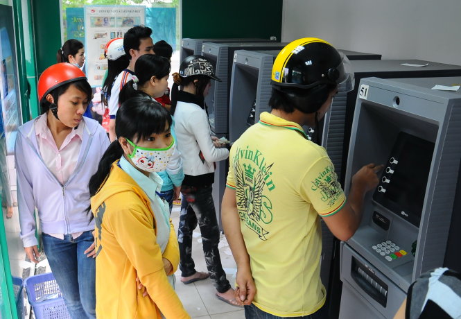 Nhiều ngân hàng đầu tư hệ thống ATM lớn cho rằng đang bị lỗ vì giá gốc cho mỗi giao dịch ngoại mạng là 7.000 đồng nhưng ngân hàng chỉ thu được thực tế có 1.500 đồng - Ảnh: T.T.D.