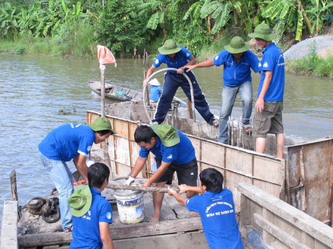 Thế mạnh của thanh niên là hoạt động tình nguyện. Trong ảnh: công trình tình nguyện của sinh viên TP.HCM làm cầu giao thông nông thôn - Ảnh: K.ANH