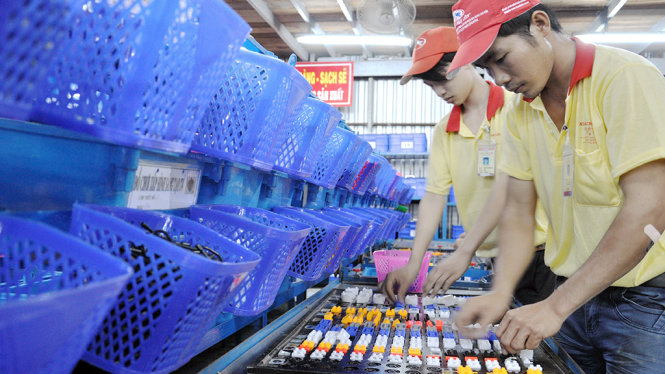 Nhiều DN Việt không lớn nổi do phải chịu quá nhiều chi phí không tên và thủ tục phức tạp - Ảnh: T.V.N.