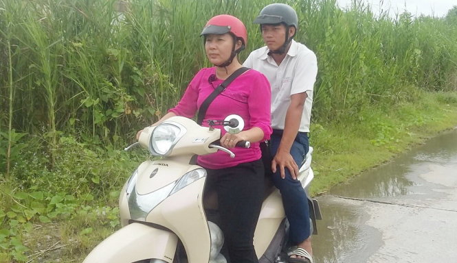 Cô Thảo chở Dân đến trường thi môn ngoại ngữ chiều 23-6 - Ảnh: Ngọc Phước
