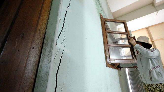 Người dân vẫn chưa khắc phục những căn nhà bị nứt. Ảnh: M.VINH