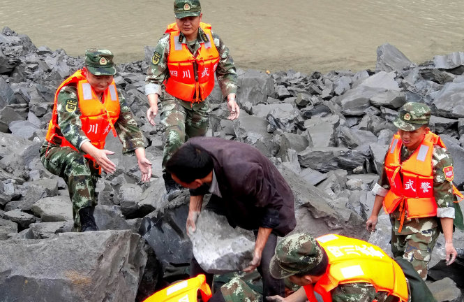 Lực lượng cứu hộ Trung Quốc tại hiện trường vụ lở đất Tứ Xuyên - Ảnh: Reuters