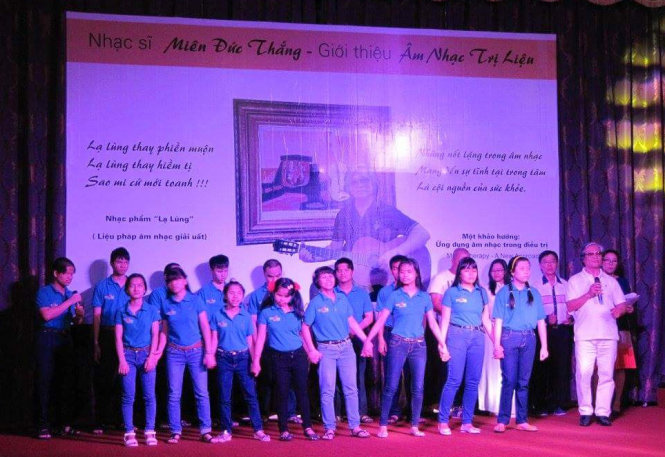 Các bạn khiếm thị ở mái ấm Thiên Ân hòa ca cùng nhạc sĩ Miên Đức Thắng - Ảnh: TRÍ ĐỨC