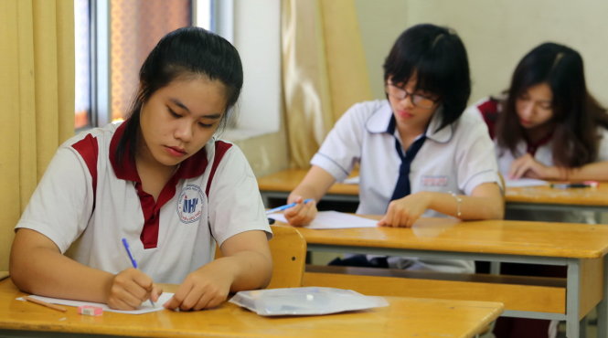 Thí sinh dự thi tổ hợp môn khoa học xã hội sáng 24-6 - Ảnh: NHƯ HÙNG