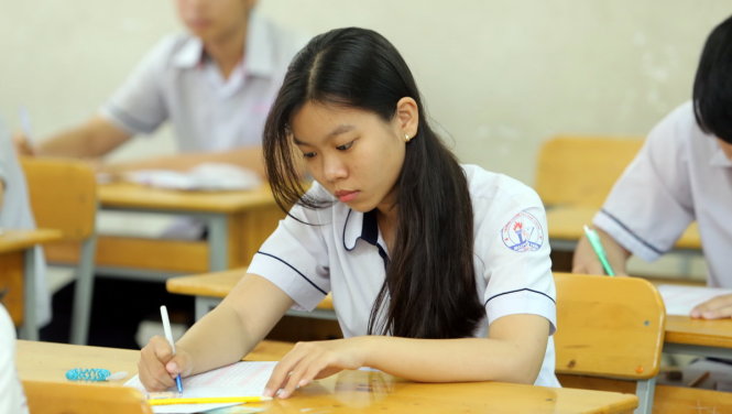 Thí sinhdự thi tổ hợp môn KHXH tại điểm thi trường THPT Nguyễn Hữu Thọ Q4, TP.HCM - Ảnh: Như Hùng