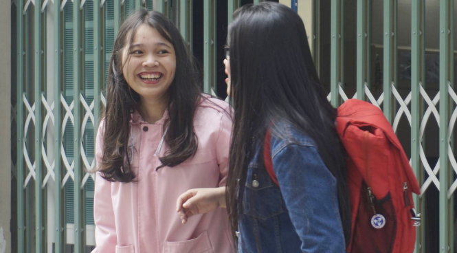 Thí sinh thoải mái sau bài thi môn địa lý tại điểm thi Trường THCS Quang Trung, Q. Gò Vấp - Ảnh: Huệ Lâm