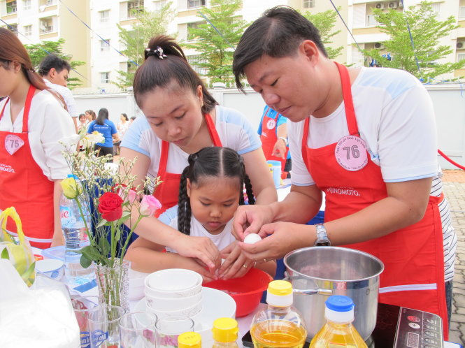 Các gia đình trẻ trổ tài tại hội thi “Bữa ăn gia đình” - Ảnh: K.Anh