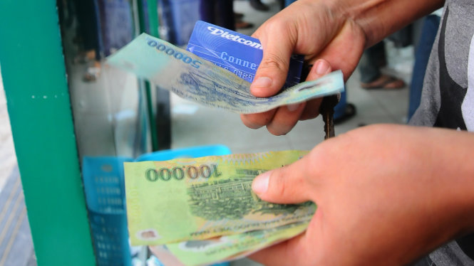 Nhiều ngân hàng đầu tư hệ thống ATM lớn muốn tăng phí mỗi giao dịch ngoại mạng từ 3.300 đồng lên 7.000 đồng để tránh bị lỗ - Ảnh: T.T.D.