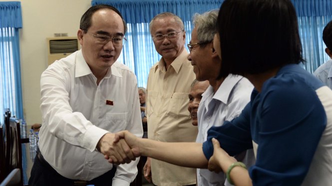 Bí thư Thành uỷ TP.HCM Nguyễn Thiện Nhân trò chuyện bên lề với các đại biểu tham dự  buổi tiếp xúc cử tri huyện Hóc Môn, chiều 25-6 - Ảnh Tự Trung
