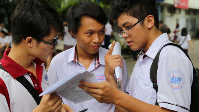 Thí sinh dự thi môn toán trong kỳ thi THPT Quốc gia 2017 tại điểm thi Trường THPT Nguyễn Trãi, Q.4, TP.HCM - Ảnh: NHƯ HÙNG