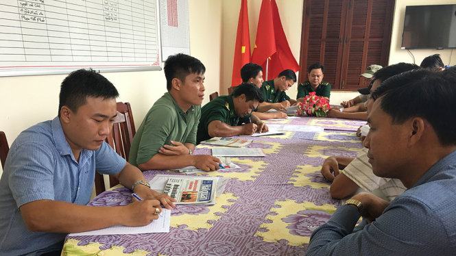 Lực lượng biên phòng TP.HCM đang lấy lời khai của người điều khiển phương tiện vận chuyển cát tại đồn biên phòng Long Hòa - Ảnh: MY LĂNG