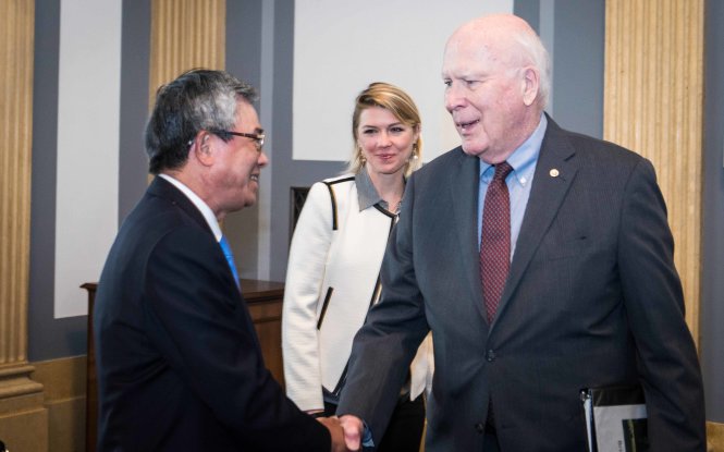 Thượng Nghị sỹ Patrick Leahy, Đại sứ Việt Nam tại Hoa Kỳ Phạm Quang Vinh trao đổi tại buổi chiếu phim