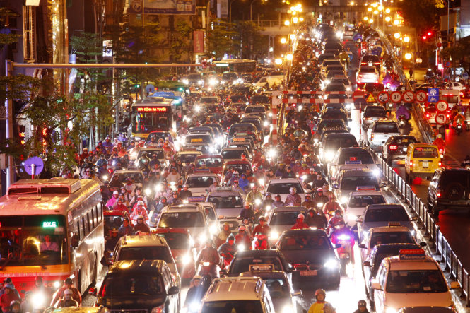 Tắc đường ở phố Tây Sơn, Hà Nội - Ảnh: NAM TRẦN