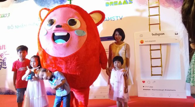 Trẻ em thích thú chụp hình chung với hình ảnh đại diện của HTV3 trong buổi ra mắt diện mạo kênh mới kênh HTV3 - Ảnh: H.Lê
