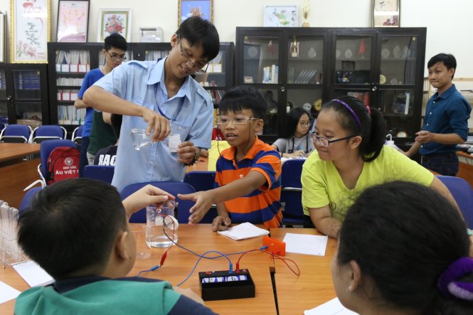 Thí nghiệm kiểm tra và giải thích khả năng dẫn điện của nước muối, nước máy sinh hoạt - Ảnh: TƯỜNG HÂN