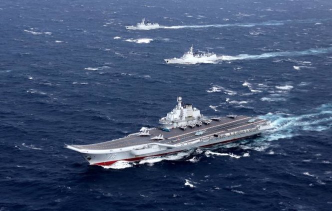 Tàu sân bay Liêu Ninh và biên đội tàu hộ tống trong một chuyến đi biển - Ảnh: Reuters