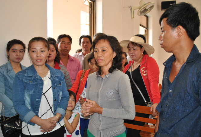 Bà Tuyết (giữa) đã 6 năm mòn mỏi theo đuổi vụ kiện mà hiện vẫn chưa rõ hồi kết - Ảnh: K.Nam