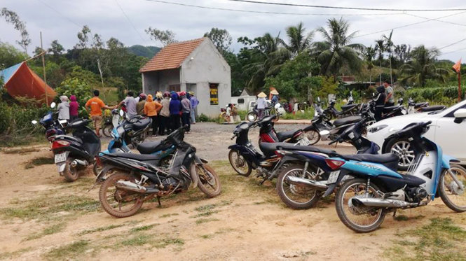Người dân theo dõi lực lượng công an khám nghiệm hiện trường cô Chung bị sát hại - Ảnh: M.Khuê