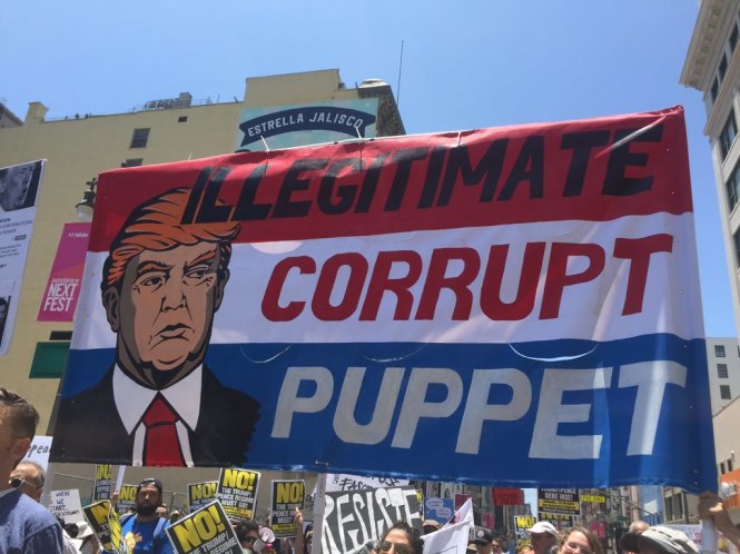 Dòng người biểu tình giăng biểu ngữ chỉ trích ông Trump ở Los Angeles - Ảnh: LATimes