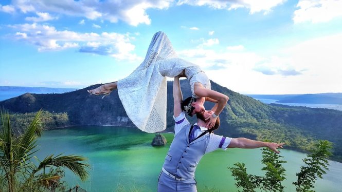 chụp ảnh cưới ở khu vực núi lửa Taal, đảo Luzon, Philippines