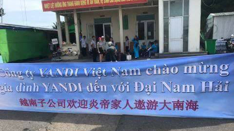Tấm băng rôn của nhóm du khách đã căng ra ở cảng Chân Mây - Ảnh từ trang Facebook C.M.L