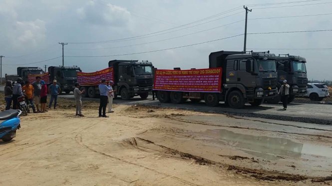 Donacoop trưng bảng và cho xe ngăn chặn Công ty Cường Hưng bán đất nền - Ảnh: CTV