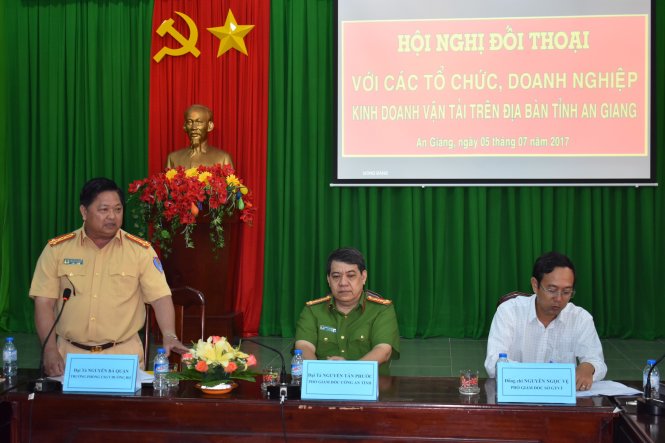 Lãnh đạo Phòng PC67 giải trình tại buổi đối thoại - Ảnh: Bửu Đấu