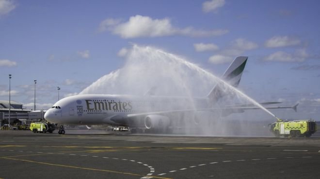 Mỹ dỡ bỏ lệnh cấm mang thiết bị điện tử trên các chuyến bay của hãng hàng không Emirates - Ảnh: AFP