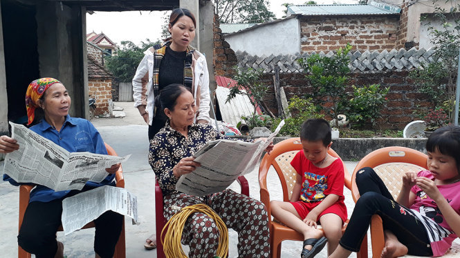 Người dân thôn Hoành ngồi thoải mái xem tin tức - Ảnh: QUANG THẾ