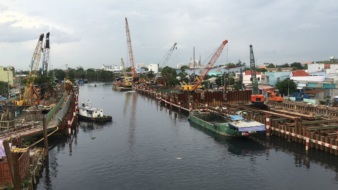 Dự án “Giải quyết ngập do triều khu vực TP HCM có xét đến yếu tố biến đổi khí hậu - giai đoạn 1”  đến nay đã xác định có 183 hộ dân có nhà  bị lún, nứt ở Q.8 do thi công đóng cọc ở công trình  - Ảnh: CHẾ THÂN