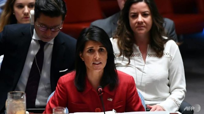 Đại sứ Mỹ tại LHQ Nikki Haley phát biểu tại cuộc họp khẩn cấp của Hội đồng Bảo an LHQ - Ảnh: AFP