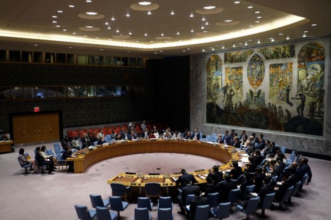 Đại sứ Mỹ tại LHQ, bà Nikki Haley (giữa, áo đỏ) hối thúc Hội đồng bảo an LHQ hành động trừng phạt thông tin vì vụ phóng tên lửa mới nhất nhưng Nga đã chặn việc ra tuyên bố chung kêu gọi áp dụng “các biện pháp nghiêm khắc” - Ảnh: AFP