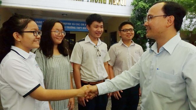 Thầy Nguyễn Hùng Khương - phó hiệu trưởng Trường THPT Bùi Thị Xuân, Q.1, TP.HCM - chúc mừng bốn học sinh được điểm 10 (từ trái sang): Đặng Ngô Anh Thư (môn hóa), 
Nguyễn Ngọc Thảo Dung (môn tiếng Anh), Đỗ Phước Long (môn hóa) và Trần Hoàng Đạt (môn hóa) trong kỳ thi THPT quốc gia 2017 - Ảnh: Như Hùng