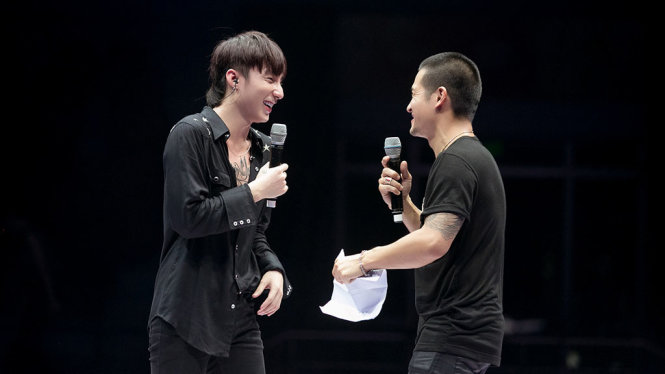 Sơn Tùng và đạo diễn Việt Tú trên sàn tập - Ảnh: T.H