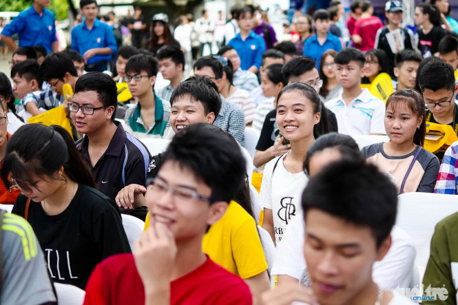 Đông đảo các bạn học sinh có mặt tại lễ khai mạc Ngày hội tư vấn xét tuyển ĐH, CĐ 2017 sáng 8-7 - Ảnh: Nguyễn Khánh