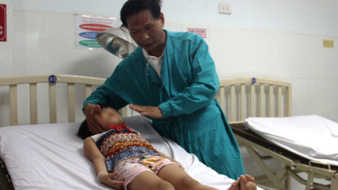 Cháu bé được điều trị tại bệnh viện - Ảnh: L.T