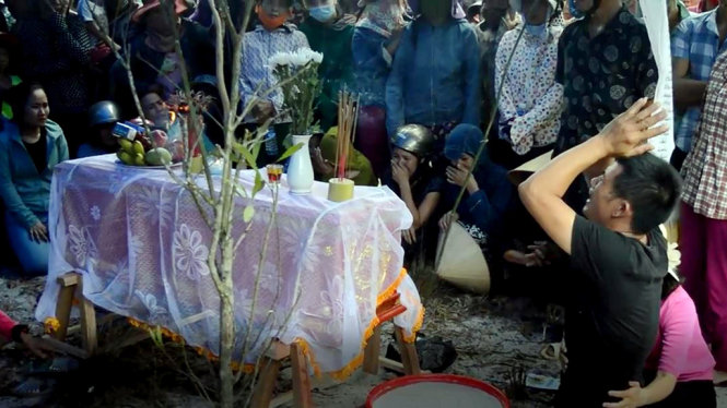 Gia đình, người thân vô cùng đau đớn trước cái chết oan ức của cháu - Ảnh: Đ.LÊ