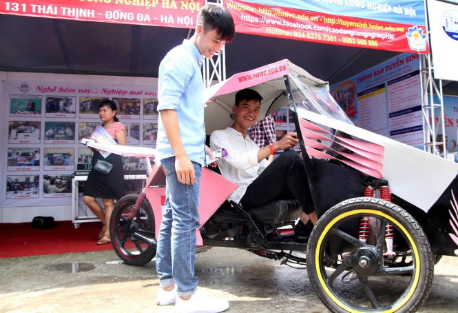 Các em học sinh đến tham gia Ngày hội Tư vấn - Xét tuyển Đại học, Cao đẳng năm 2017 hào hứng với mô hình xe tái chế sinh học tại gian tư vấn Trường Cao đẳng Công nghiệp Hà Nội - Ảnh: Phương Chinh