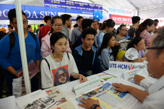 Thí sinh lắng nghe tư vấn của các thầy cô tại ngày hội tư vấn xét tuyển ĐH – CĐ 2017 - Ảnh: Hữu Khoa