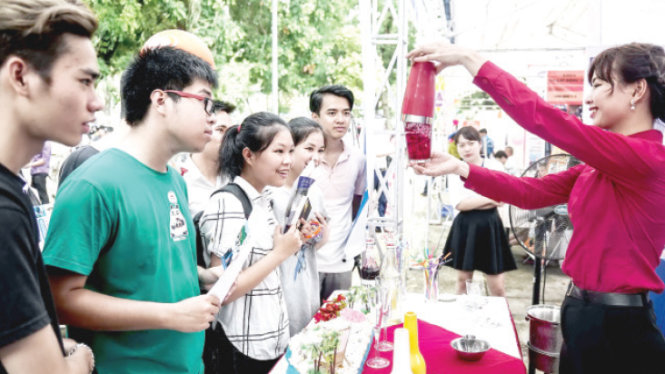 Ngày hội tư vấn xét tuyển ĐH, CĐ 2017 tại Hà Nội ngày 8-7 đã thu hút hơn 8.000 lượt thí sinh, phụ huynh ở Hà Nội và các tỉnh, thành lân cận tham dự. Trong ảnh: các bạn học sinh theo dõi màn pha chế đồ uống tại gian tư vấn của Trường cao đẳng Du lịch Hải Phòng - Ảnh: Nguyễn Khánh
