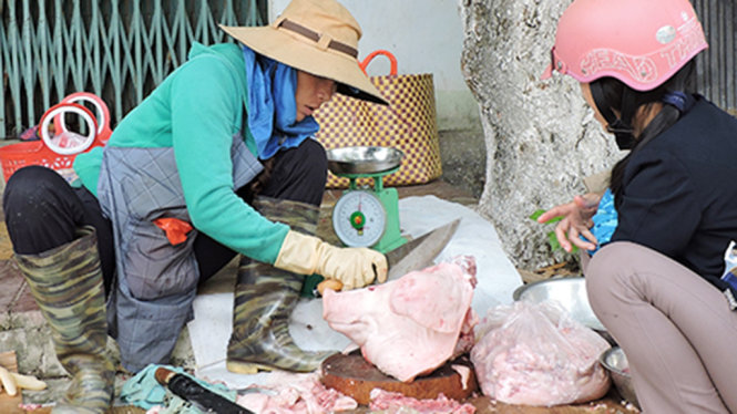 Bà Hồ Thị Thúy tự mổ heo đưa đi bán - Ảnh: Thiên Hương